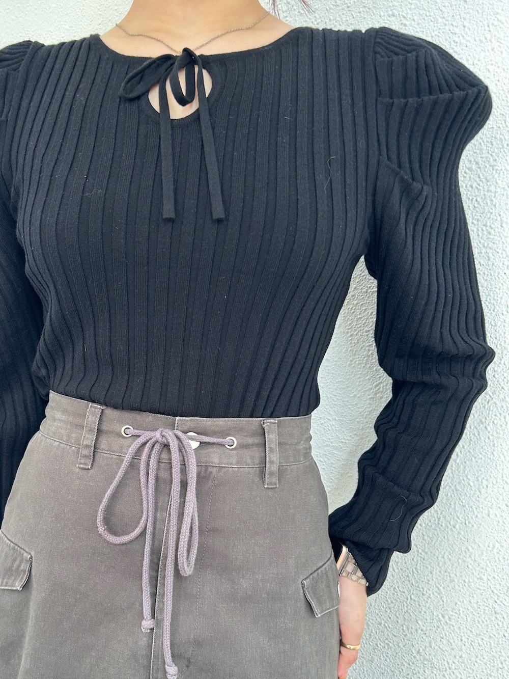 ブラック系のブーツ、ブラック系のスカート、ブラック系のニット/セーターを着用したレディースの冬コーディネートの6枚目の写真