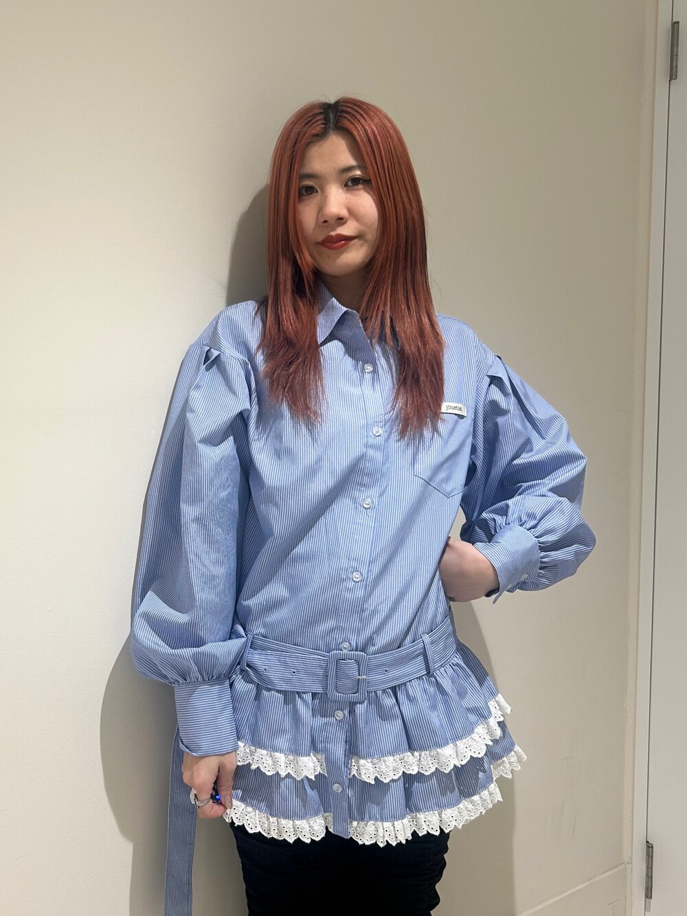 ブルー系のシャツ/ブラウス、ブラック系のデニムパンツ、ブラック系のブーツを着用したレディースの冬コーディネートの4枚目の写真