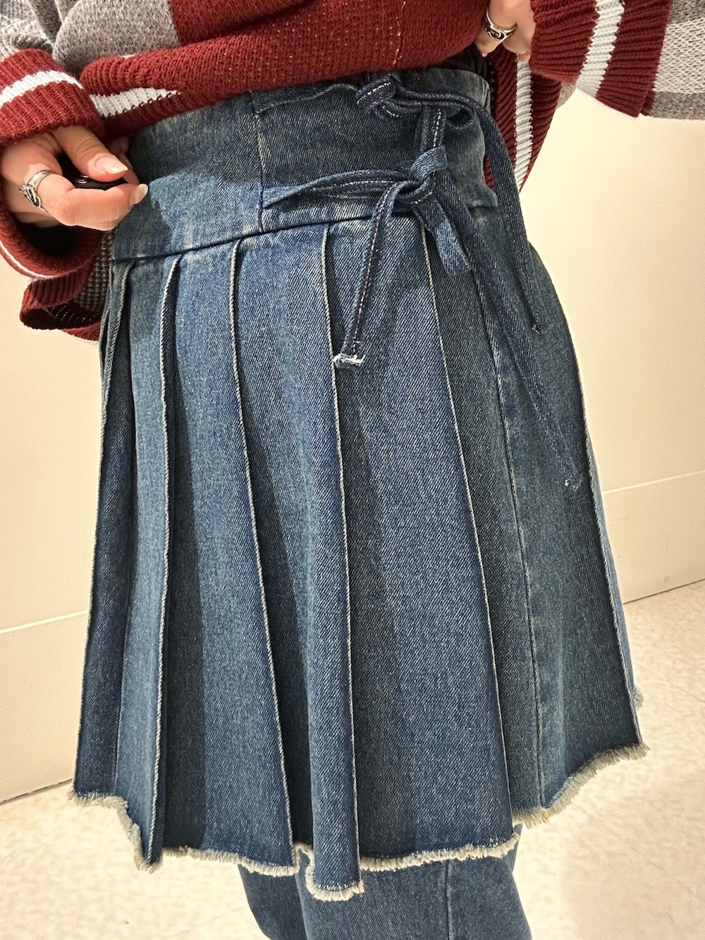 ブラック系のブーツ、グレー系のニット/セーター、ブルー系のその他パンツを着用したレディースの秋コーディネートの10枚目の写真