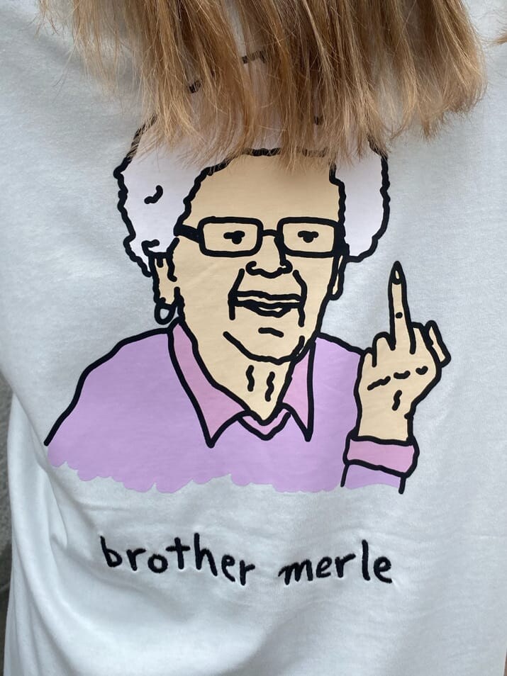 グリーン系のTシャツ/カットソー、ブルー系のその他パンツ、ブラック系のその他シューズを着用したレディースの夏コーディネートの8枚目の写真