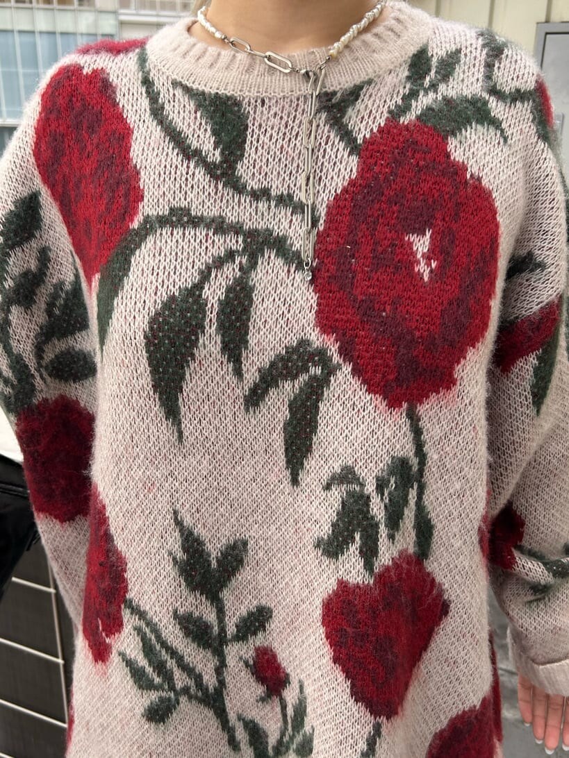 ブラック系のハンドバッグ、ブラック系のその他シューズ、ホワイト系のニット/セーターを着用したレディースの秋コーディネートの6枚目の写真