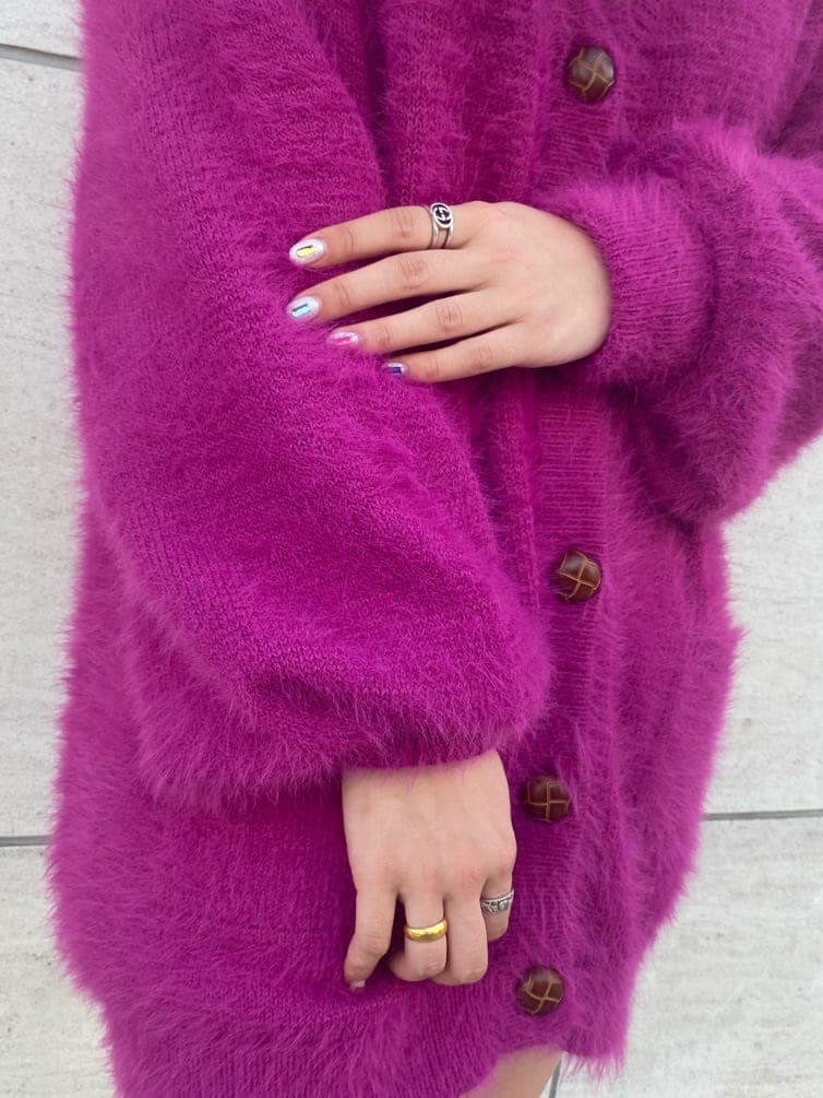 ホワイト系のブーツ、ホワイト系のシャツ/ブラウス、ホワイト系のその他パンツを着用したレディースの秋コーディネートの9枚目の写真