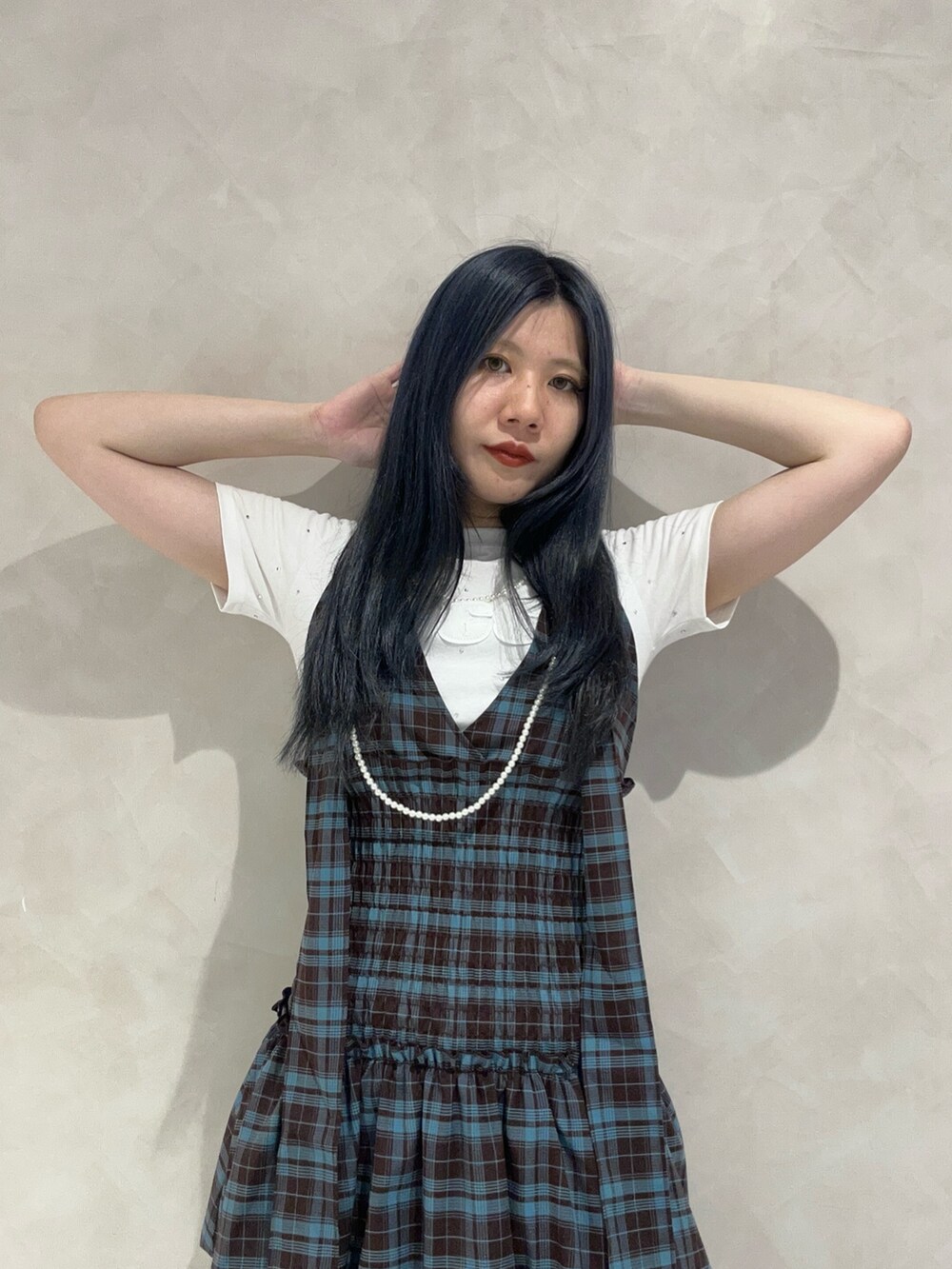 ブラウン系のワンピース、ホワイト系のTシャツ/カットソー、ブラック系のデニムパンツを着用したレディースの夏コーディネートの6枚目の写真