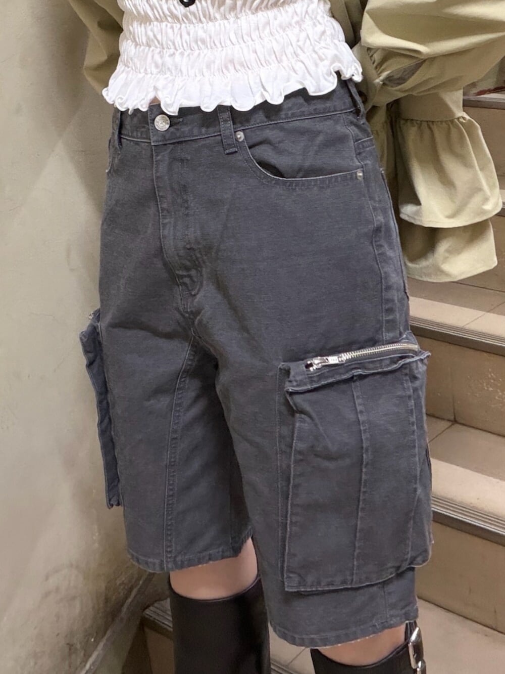 ベージュ系のワンピース、ホワイト系のTシャツ/カットソー、ブラック系のカーゴパンツを着用したレディースの春コーディネートの7枚目の写真