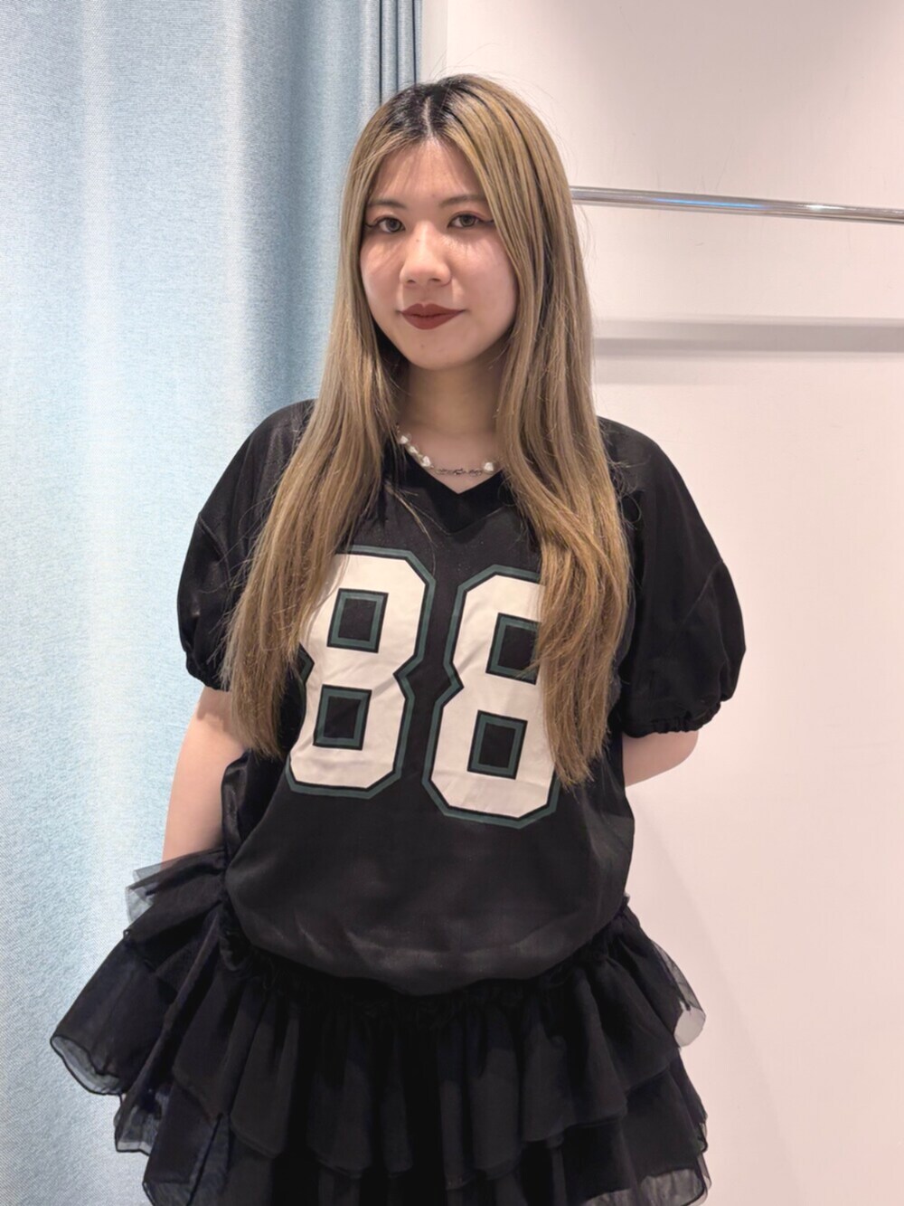 グリーン系のパンプス、ブラック系のデニムパンツ、ブラック系のワンピースを着用したレディースの春コーディネートの4枚目の写真