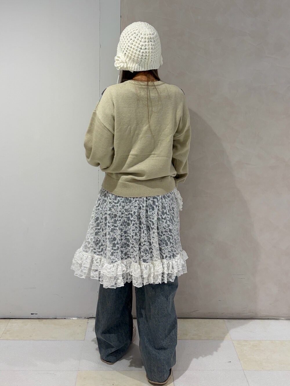 ホワイト系のニット/セーター、ホワイト系のその他パンツ、ブルー系のデニムパンツを着用したレディースの冬コーディネートの4枚目の写真