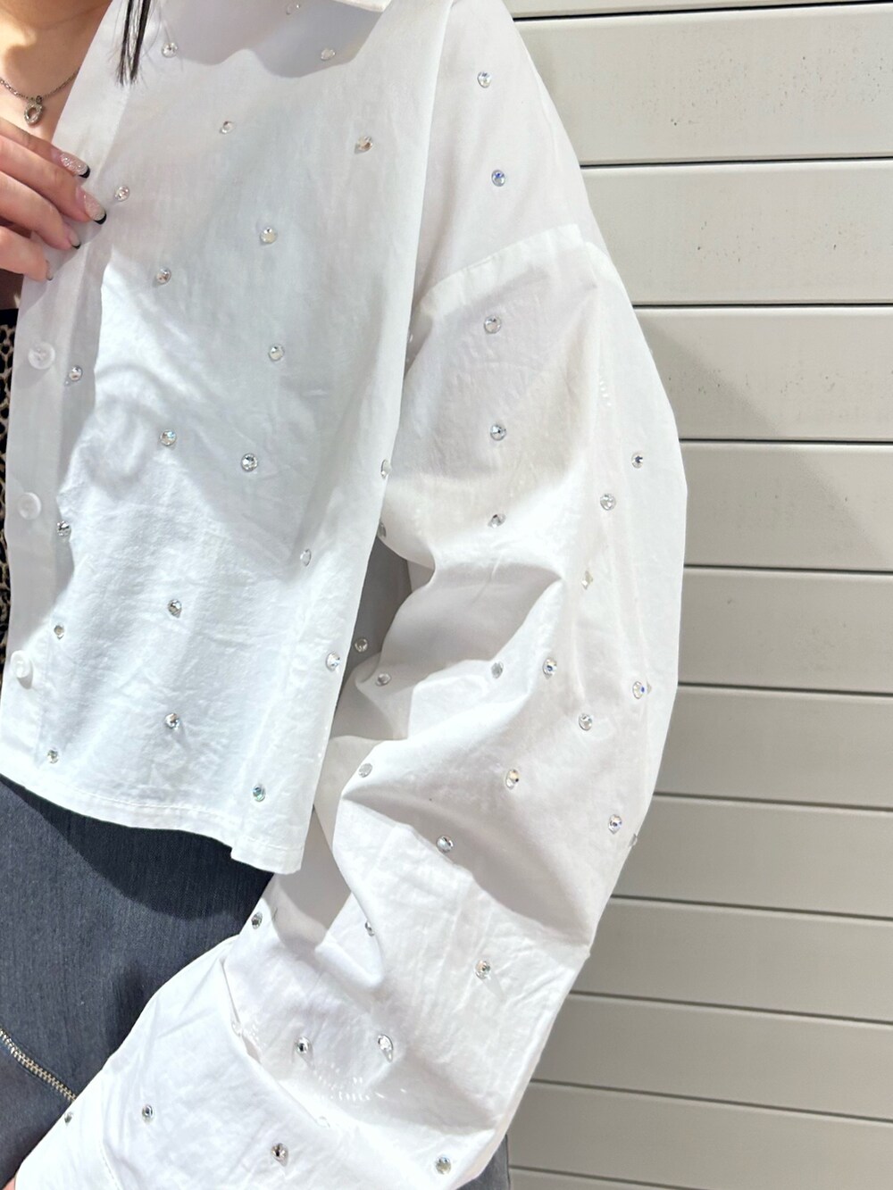 ブラック系のブーツ、グレー系のその他パンツ、ホワイト系のシャツ/ブラウスを着用したレディースの秋コーディネートの5枚目の写真