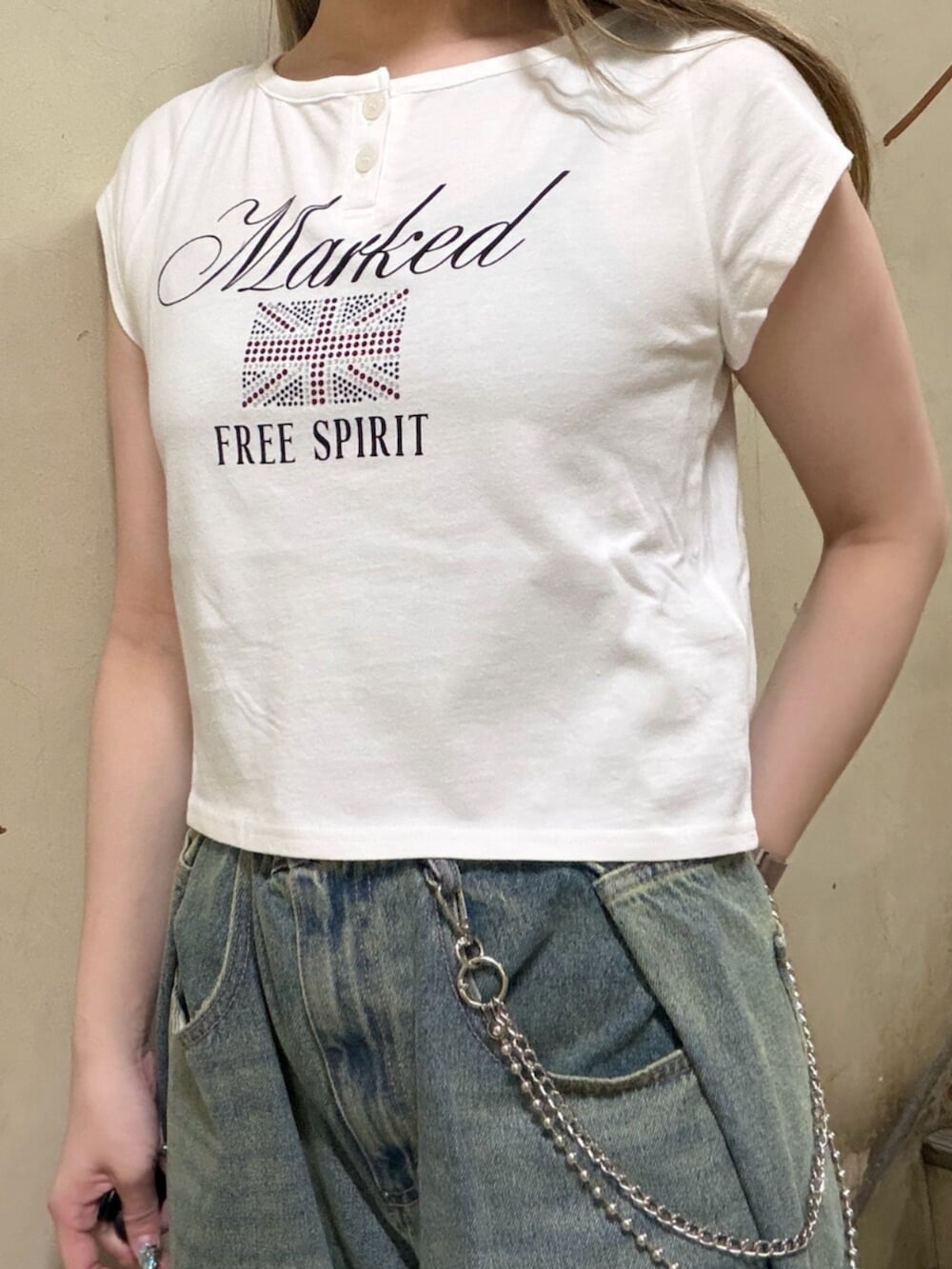 ブルー系のデニムパンツ、ホワイト系のTシャツ/カットソーを着用したレディースの春コーディネートの6枚目の写真