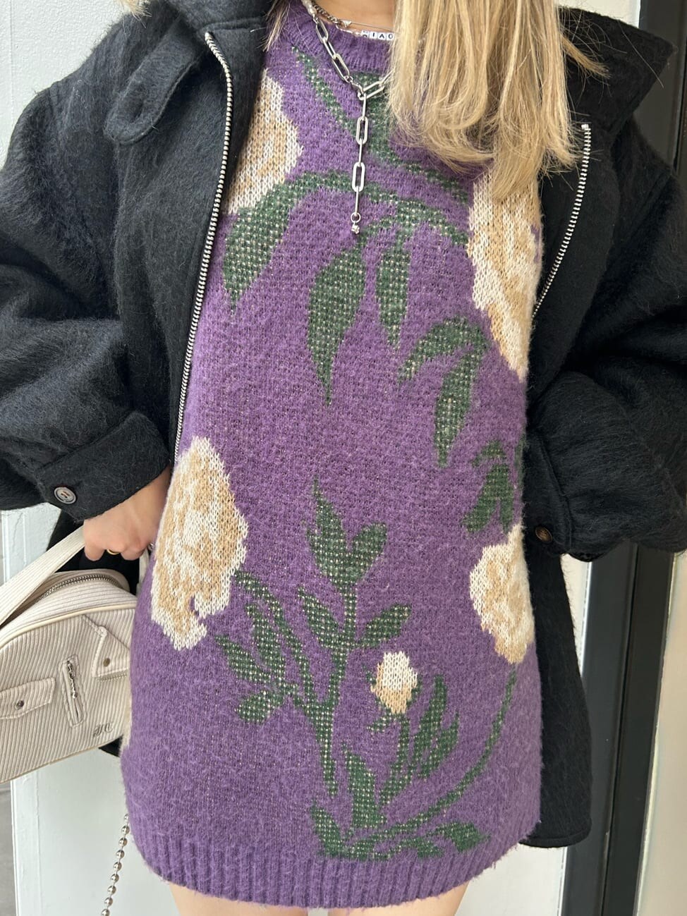 ブラック系のブーツ、ホワイト系のハンドバッグ、ブラック系のデニムパンツを着用したレディースの秋コーディネートの8枚目の写真