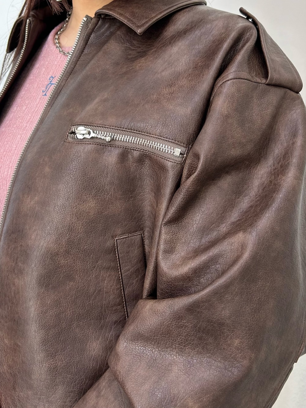 ブラック系のデニムパンツ、ホワイト系のスニーカー、ピンク系のTシャツ/カットソーを着用したレディースの夏コーディネートの6枚目の写真