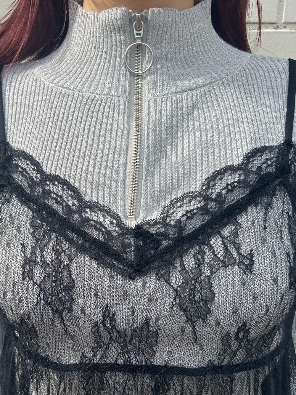 ブラック系のその他パンツ、グレー系のニット/セーター、ブラック系のキャミソールを着用したレディースの冬コーディネートの5枚目の写真