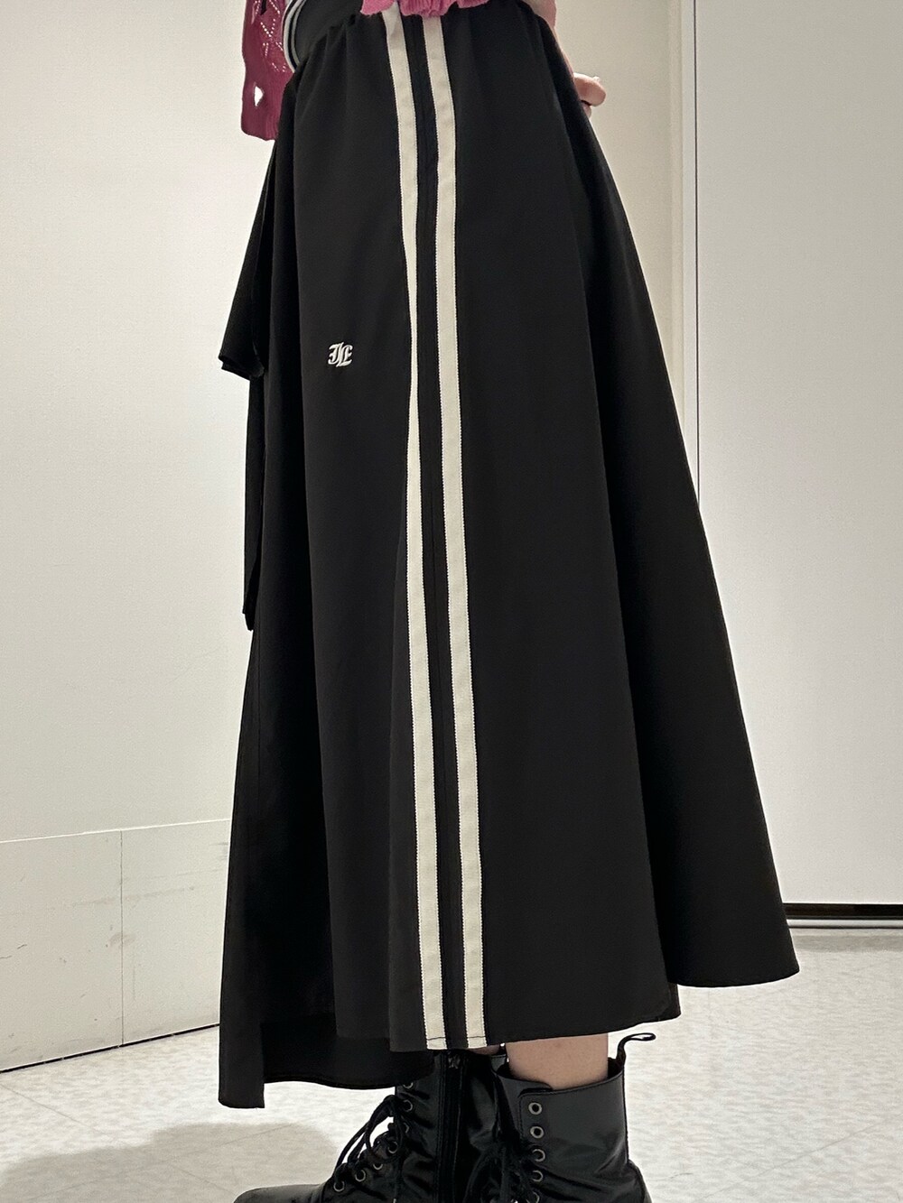 ブラック系のスカート、ブラック系のブーツ、ピンク系のカーディガン/ボレロを着用したレディースの春コーディネートの7枚目の写真