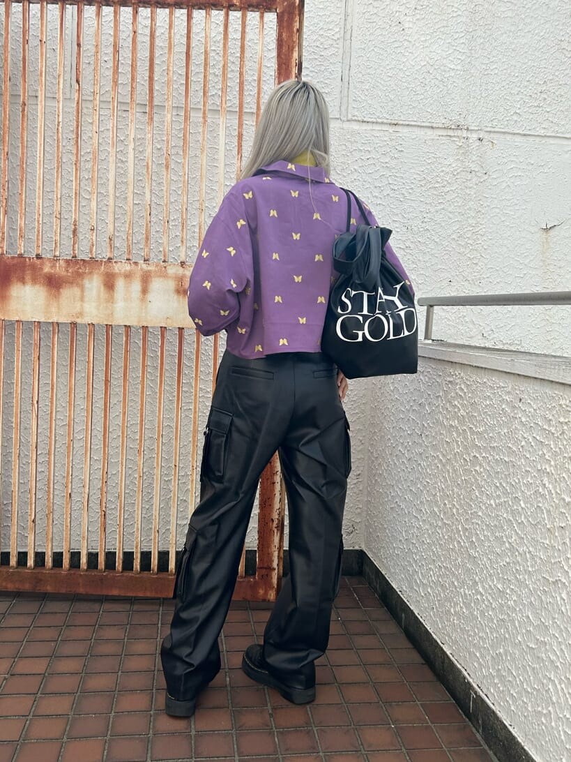 イエロー系のニット/セーター、ブラック系のその他シューズ、ブラック系のバックパック/リュックを着用したレディースの秋コーディネートの3枚目の写真