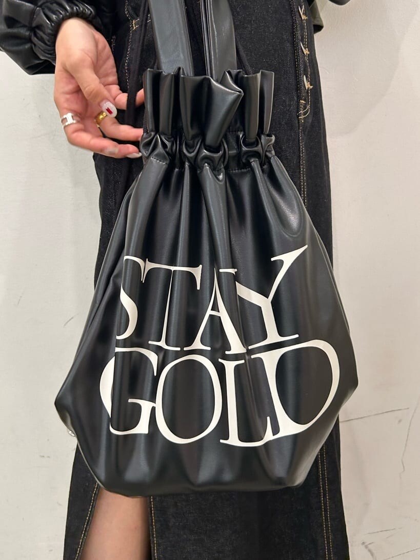 ブラック系のデニムスカート、ブラック系のその他シューズ、ブラック系のバックパック/リュックを着用したレディースの秋コーディネートの9枚目の写真