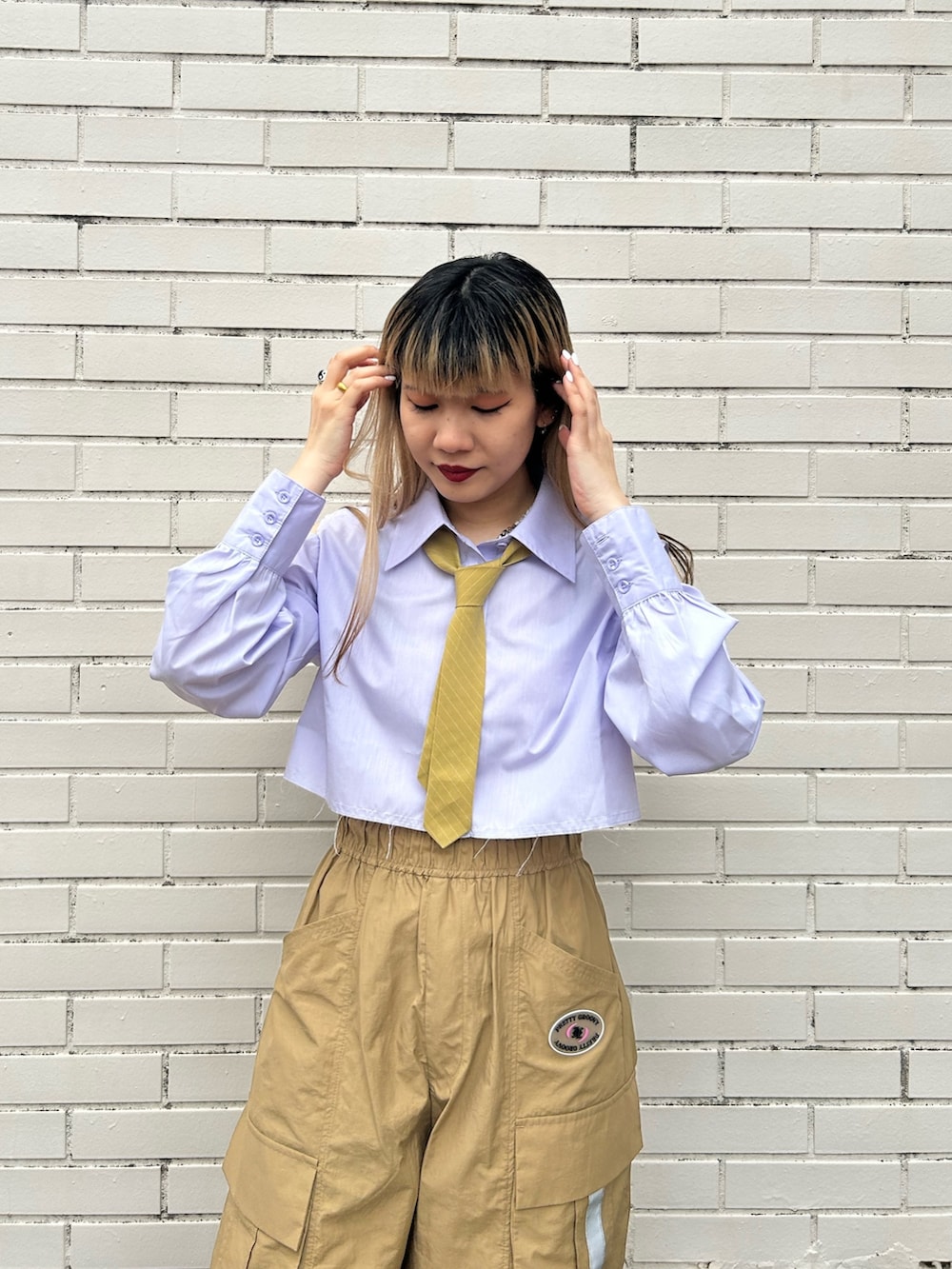 ベージュ系のカーゴパンツ、パープル系のシャツ/ブラウス、ブラック系のブーツを着用したレディースの夏コーディネートの4枚目の写真
