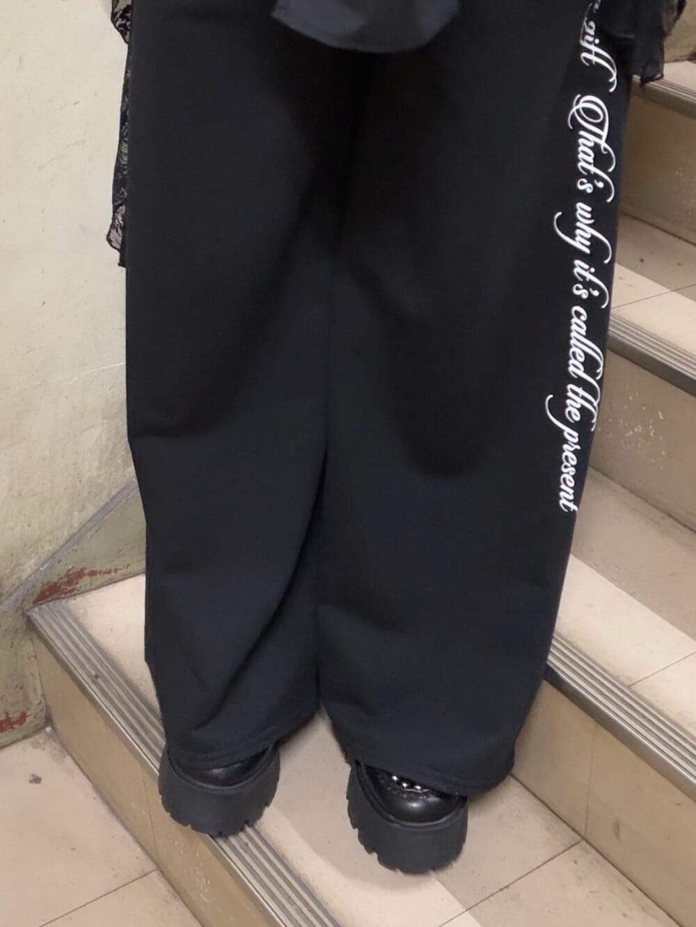 ブラック系のローファー、ブラック系のシャツ/ブラウス、ブラック系のスウェットパンツを着用したレディースの冬コーディネートの8枚目の写真