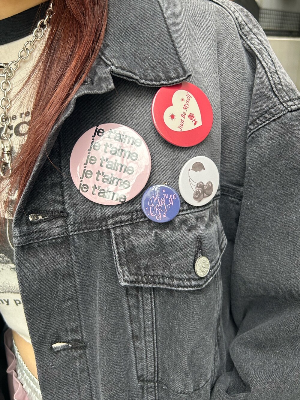 ブラック系のスニーカー、ピンク系のその他パンツ、ホワイト系のTシャツ/カットソーを着用したレディースの春コーディネートの5枚目の写真