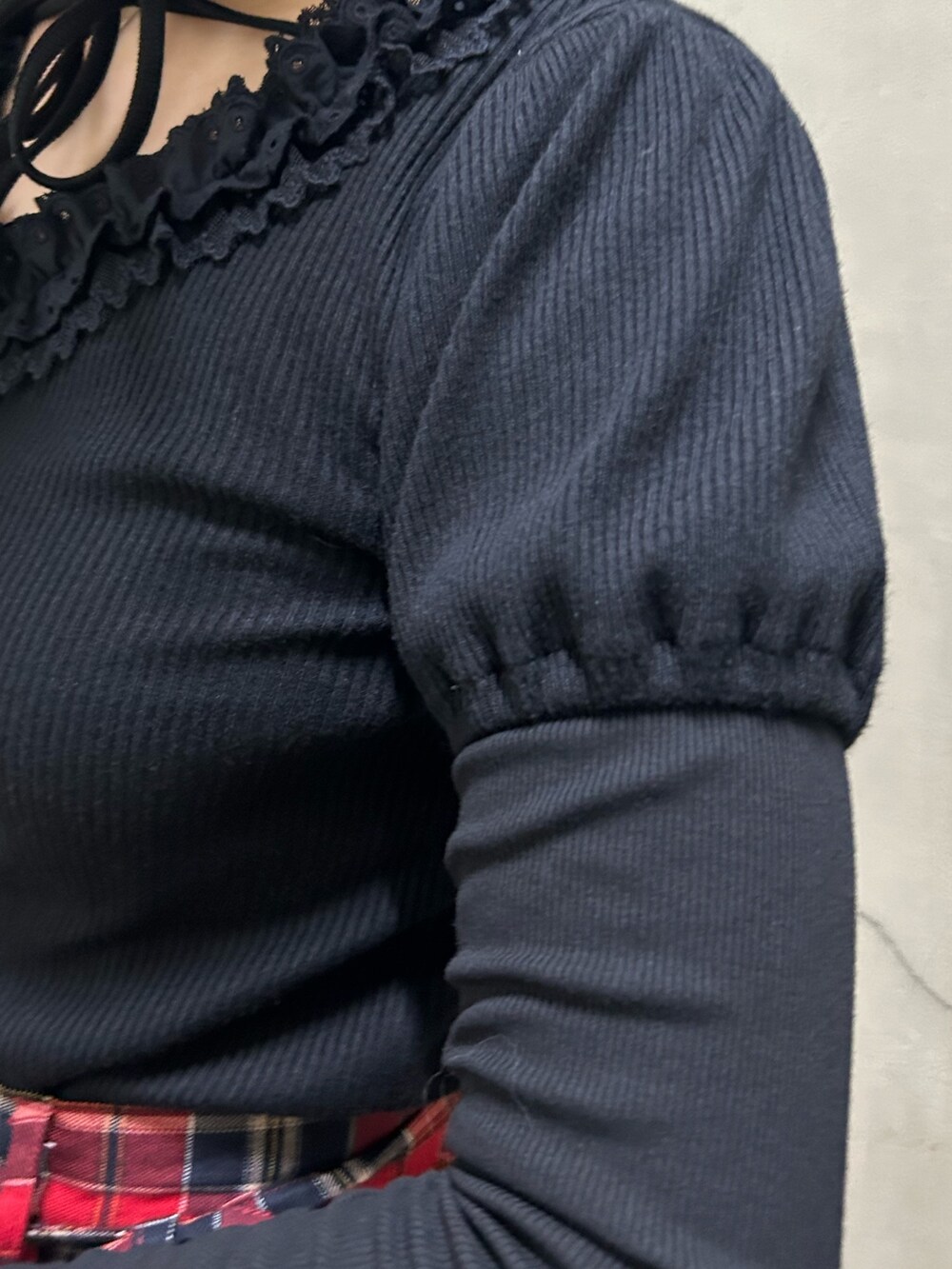 ブラック系のブーツ、ブラック系のTシャツ/カットソー、レッド系のスカートを着用したレディースの秋コーディネートの7枚目の写真