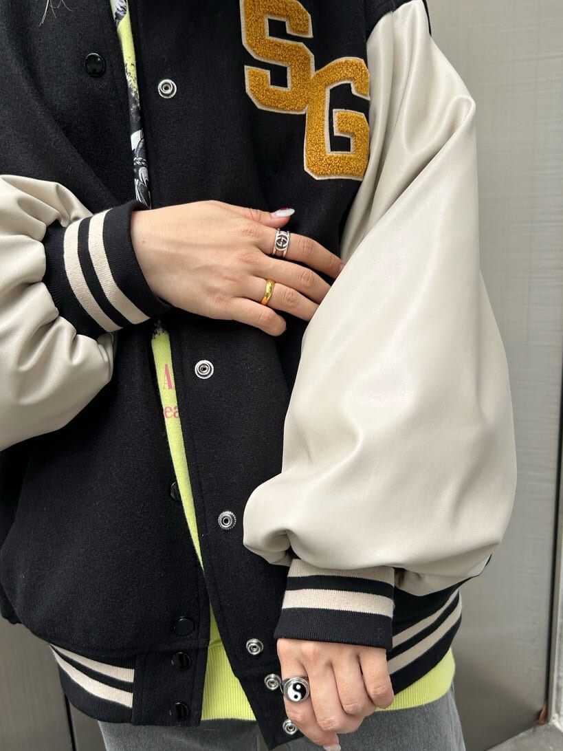 ブラック系のその他シューズ、ブラック系のスタジャン、グリーン系のスウェットを着用したレディースの秋コーディネートの7枚目の写真