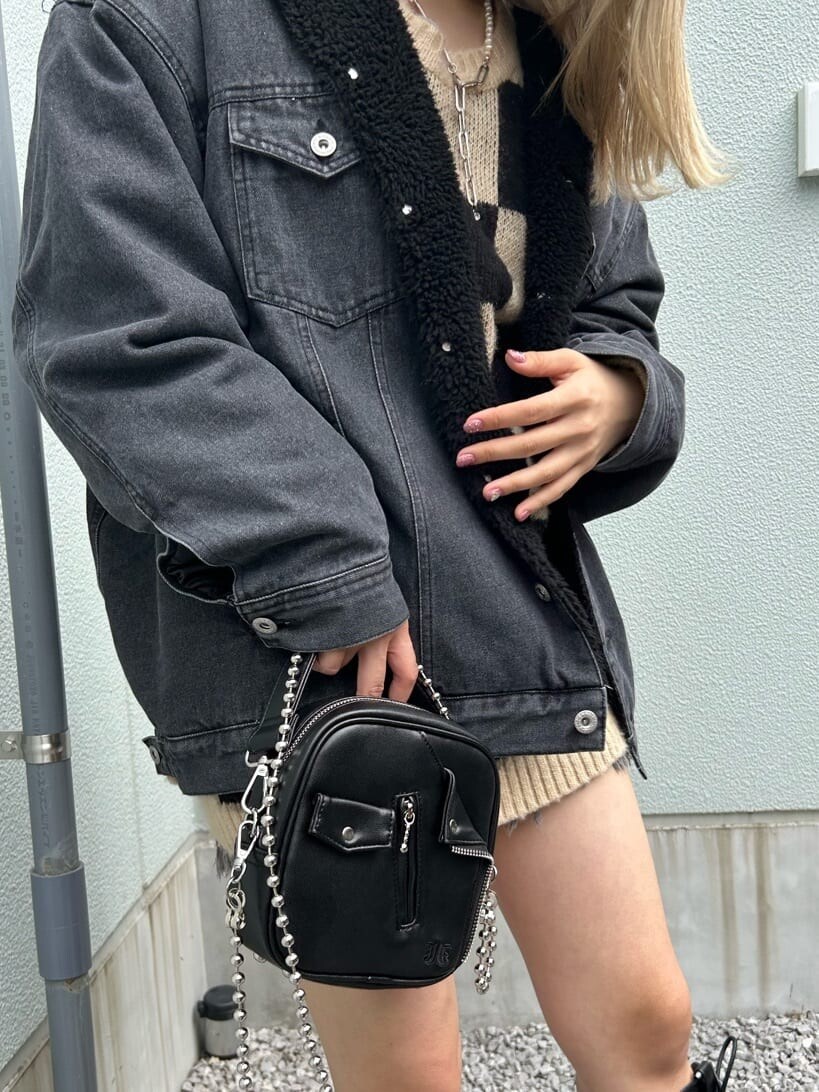 ブラック系のデニムパンツ、ブラック系のその他アウター、ブラック系のハンドバッグを着用したレディースの秋コーディネートの8枚目の写真