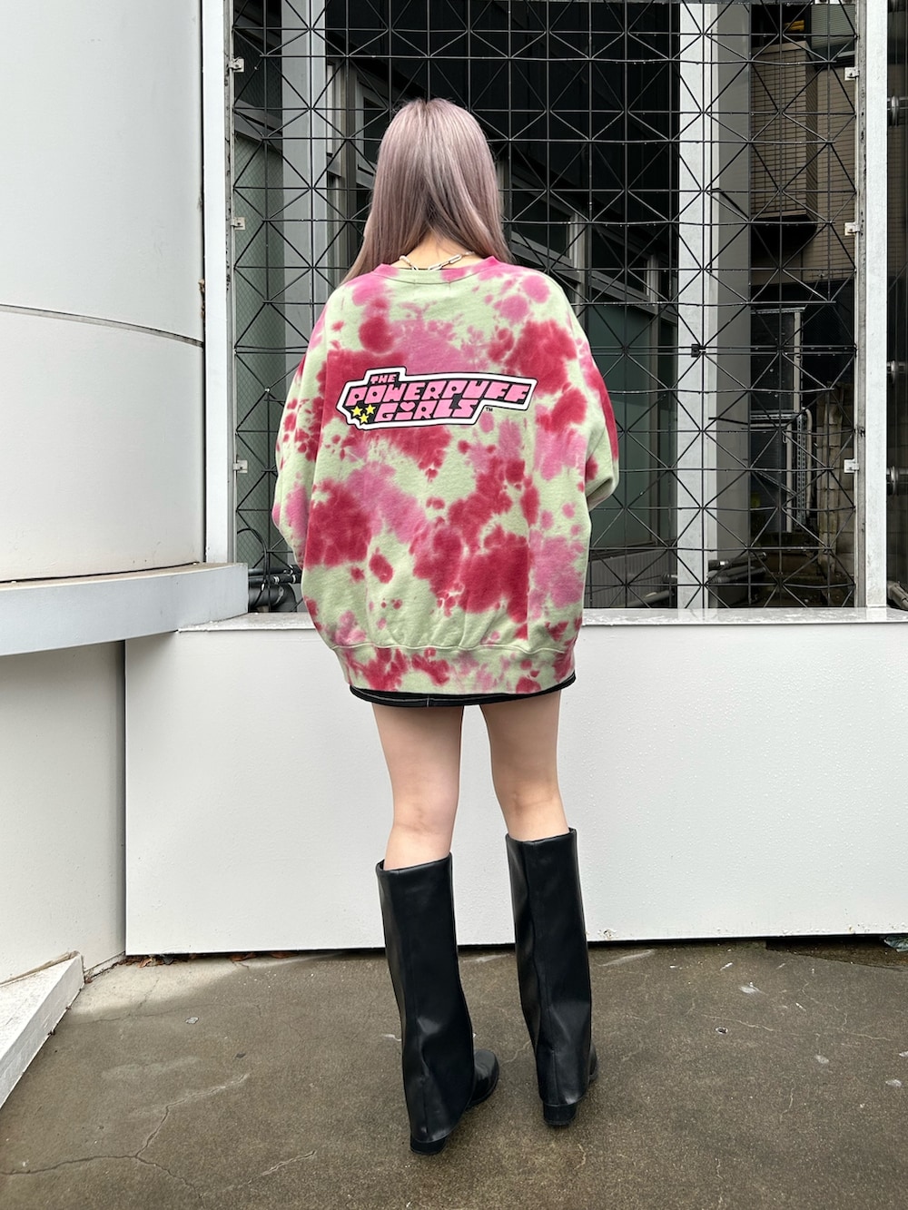 ブラック系のブーツ、グリーン系のスウェット、ブラック系のその他パンツを着用したレディースの冬コーディネートの2枚目の写真