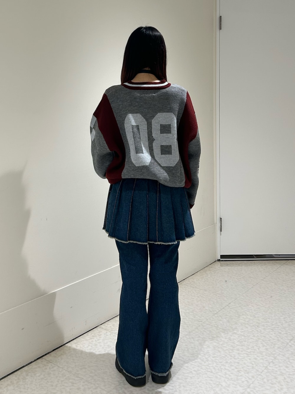 ブラック系のブーツ、グレー系のニット/セーター、ブルー系のその他パンツを着用したレディースの秋コーディネートの4枚目の写真