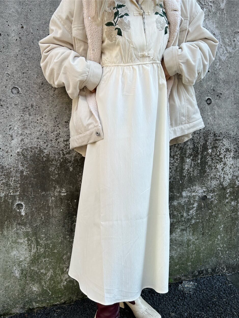 ホワイト系のその他アウター、ホワイト系のブーツ、ホワイト系のワンピースを着用したレディースの秋コーディネートの9枚目の写真