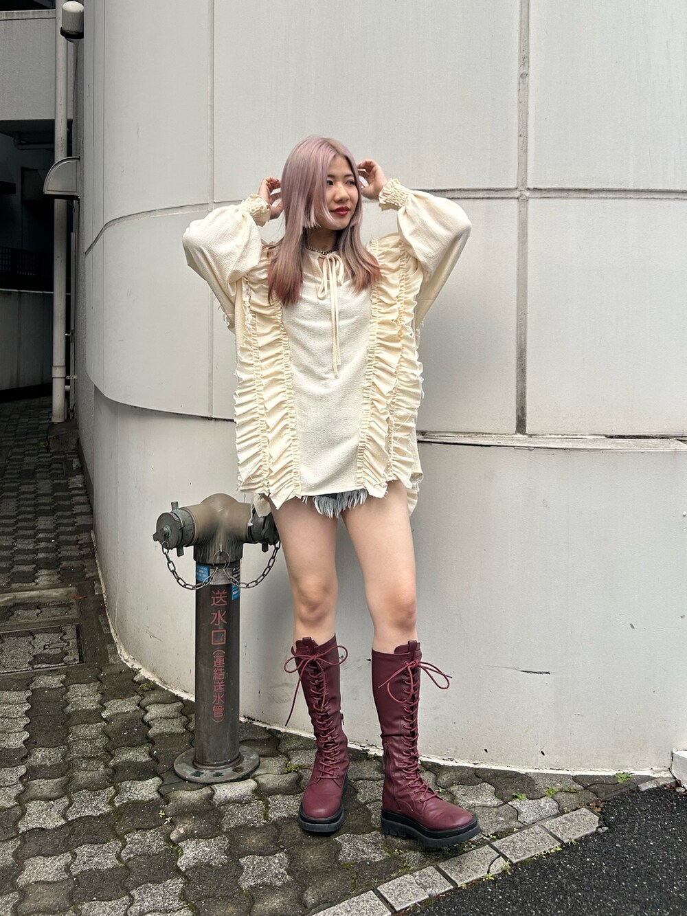 ホワイト系のシャツ/ブラウス、ブルー系のデニムパンツ、レッド系のブーツを着用したレディースの冬コーディネートの2枚目の写真