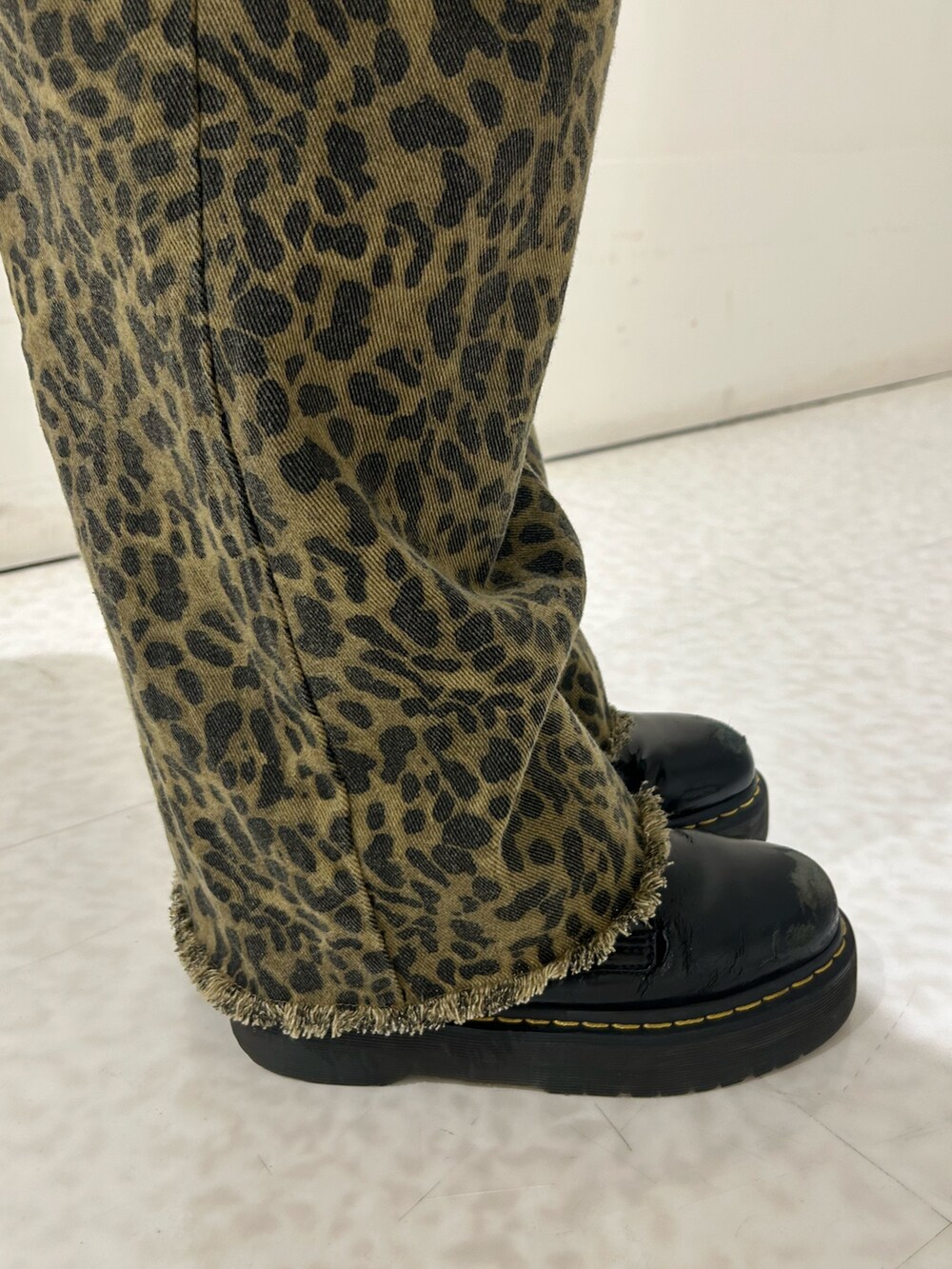 ブラウン系のその他パンツ、ブラック系のTシャツ/カットソー、ブラック系のブーツを着用したレディースの夏コーディネートの7枚目の写真