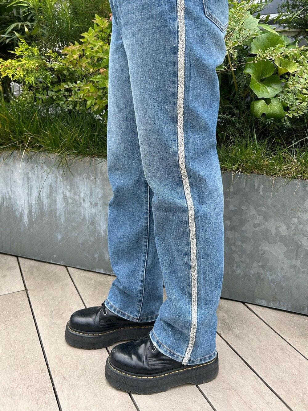 ブラック系のブーツ、ブラック系のTシャツ/カットソー、ホワイト系のシャツ/ブラウスを着用したレディースの春コーディネートの8枚目の写真