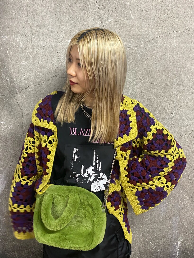 ブラック系のその他シューズ、イエロー系のカーディガン/ボレロ、ブラック系のスカートを着用したレディースの秋コーディネートの6枚目の写真