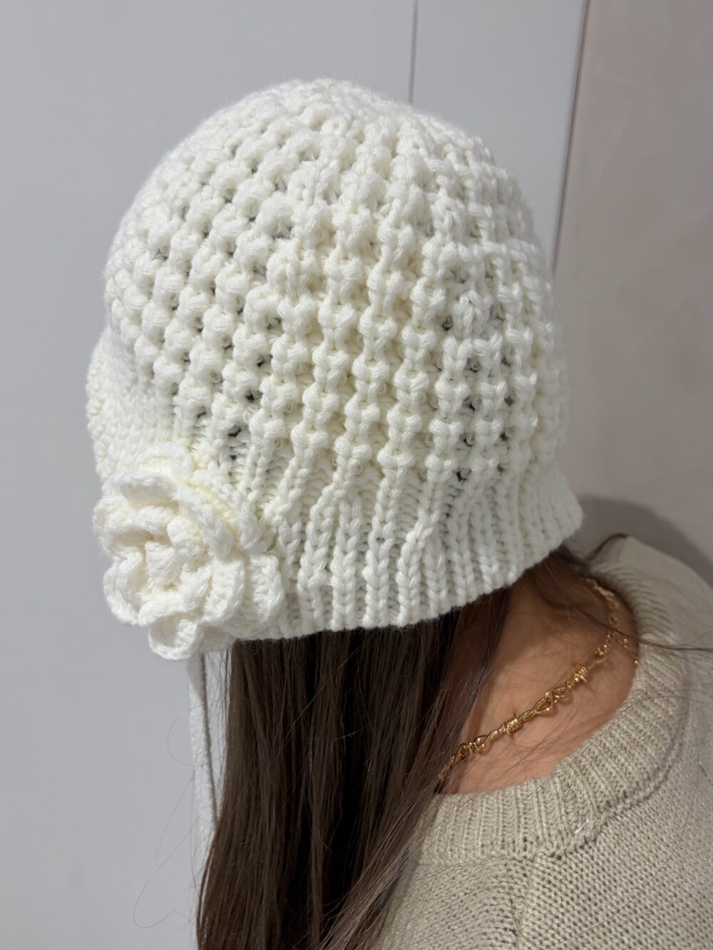 ホワイト系のニット/セーター、ホワイト系のその他パンツ、ブルー系のデニムパンツを着用したレディースの冬コーディネートの8枚目の写真