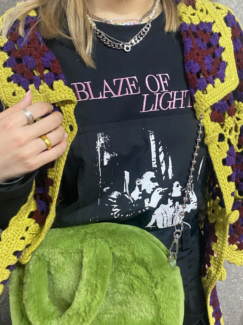 ブラック系のその他シューズ、イエロー系のカーディガン/ボレロ、ブラック系のスカートを着用したレディースの秋コーディネートの7枚目の写真