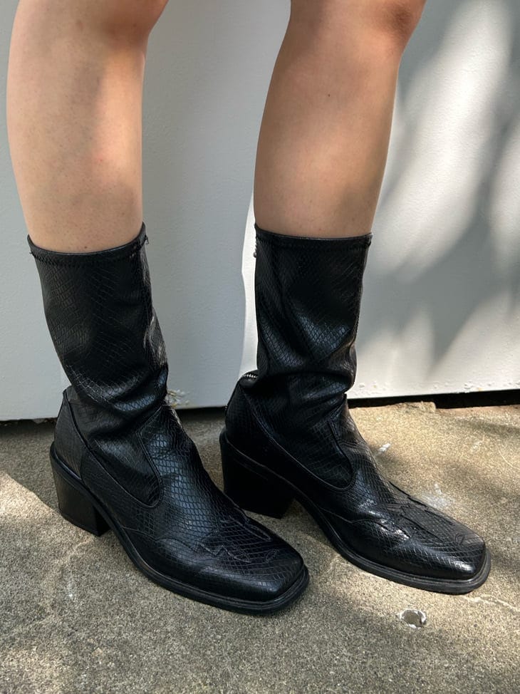 ブラック系のブーツ、ベージュ系のその他パンツ、ホワイト系のハンドバッグを着用したレディースの秋コーディネートの8枚目の写真