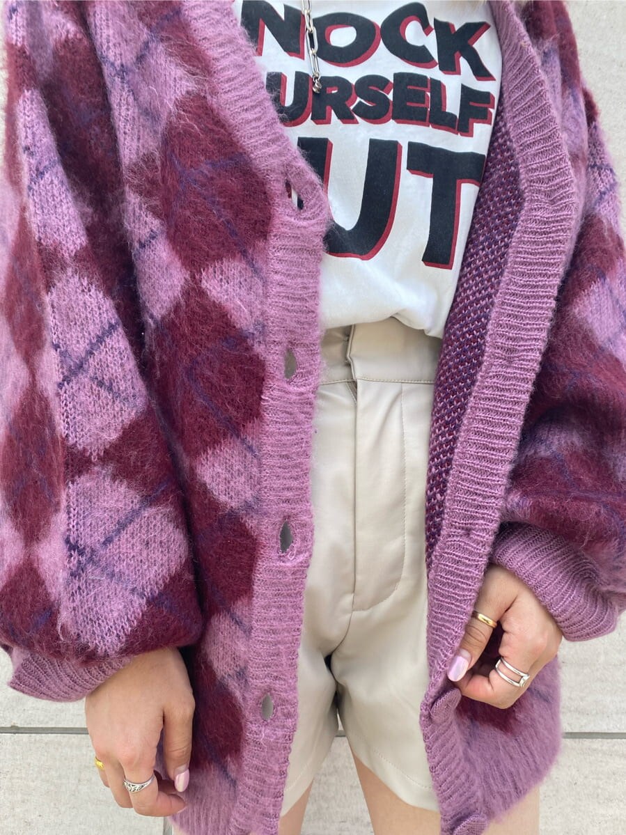 ホワイト系のその他パンツ、ホワイト系のワンピース、ホワイト系のブーツを着用したレディースの夏コーディネートの8枚目の写真