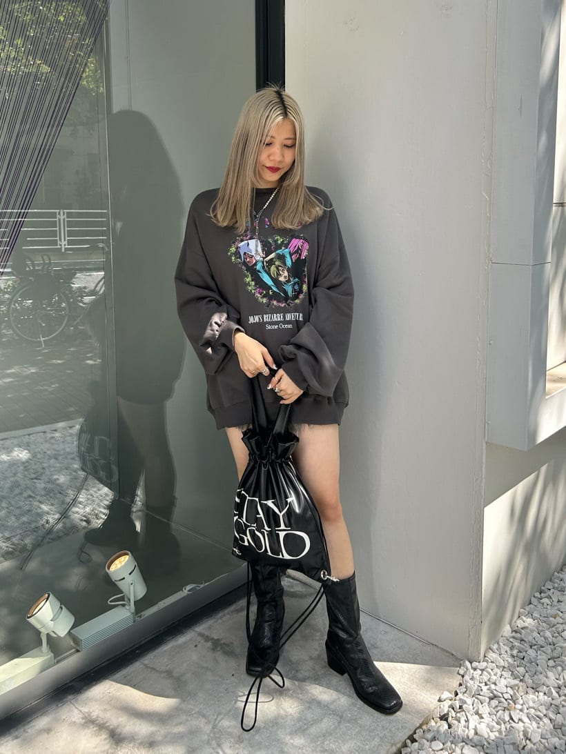 ブラック系のデニムパンツ、ブラック系のバックパック/リュック、ブラック系のブーツを着用したレディースの秋コーディネートの2枚目の写真