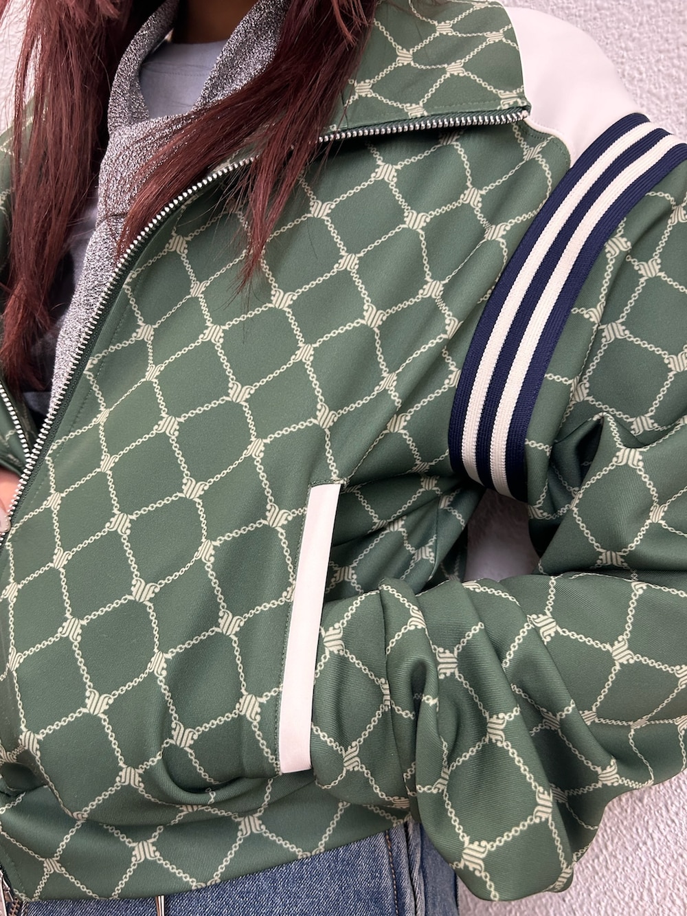 グリーン系のジャージ、ブルー系のデニムスカート、ブルー系のTシャツ/カットソーを着用したレディースの春コーディネートの6枚目の写真