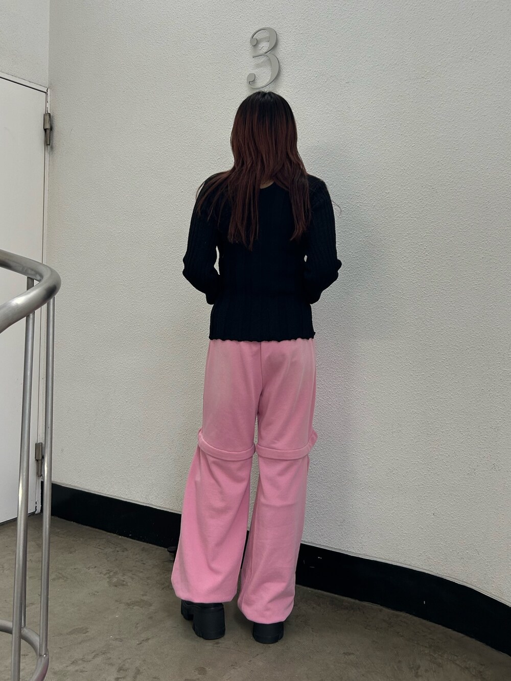 ブラック系のカーディガン/ボレロ、ブラック系のキャミソール、ピンク系のスウェットパンツを着用したレディースの夏コーディネートの5枚目の写真