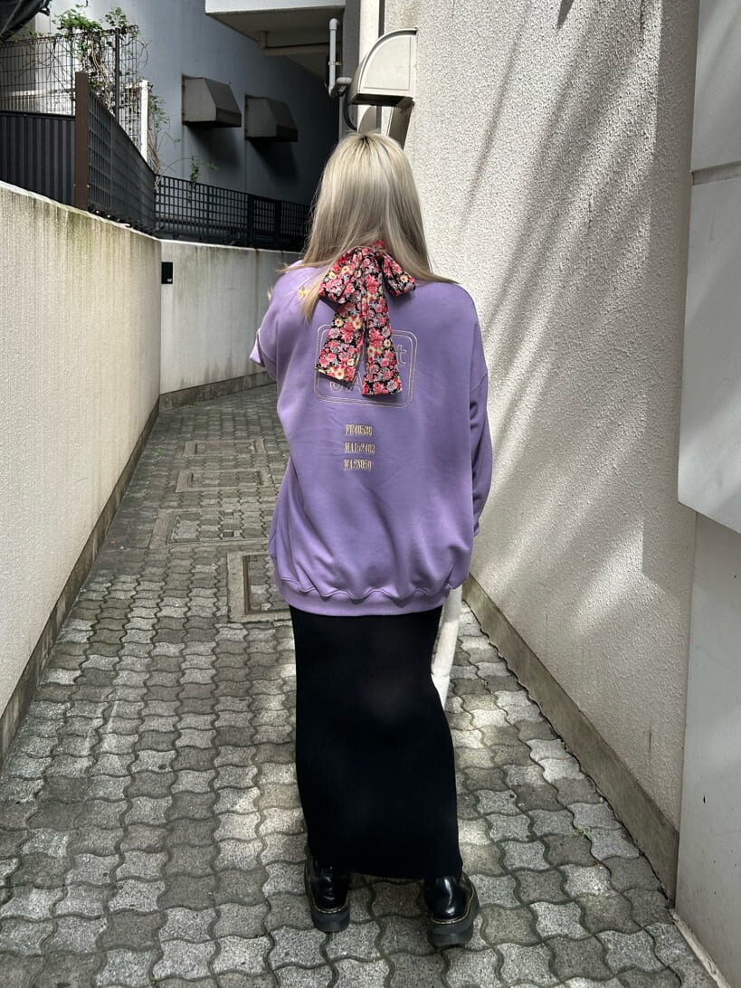 ブラック系のその他シューズ、ホワイト系のハンドバッグ、ブラック系のスカートを着用したレディースの秋コーディネートの4枚目の写真