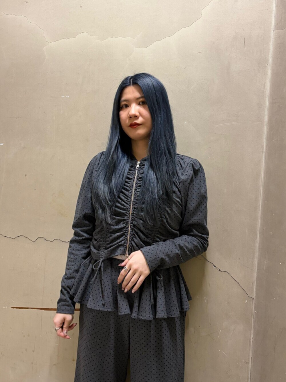 ブラック系のパーカー、グレー系のスウェットパンツ、ブラック系のローファーを着用したレディースの春コーディネートの4枚目の写真