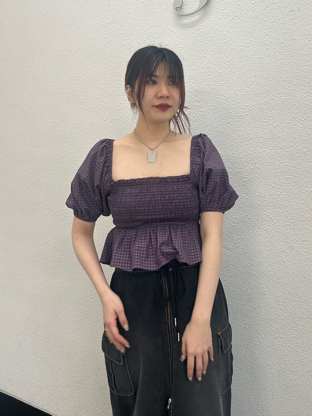 ピンク系のシャツ/ブラウス、ブラック系のデニムスカート、ブラック系のブーツを着用したレディースの夏コーディネートの5枚目の写真