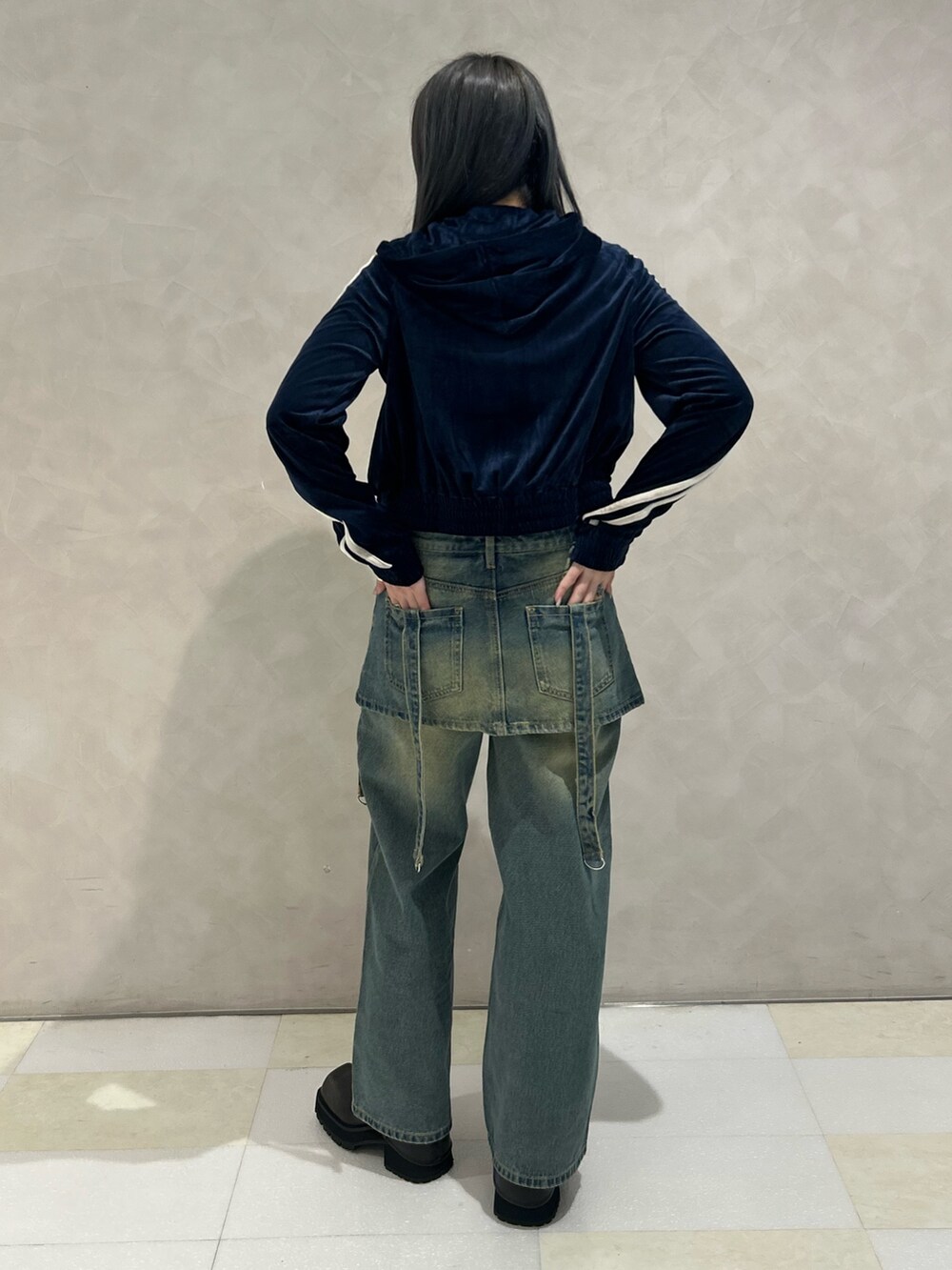 ブルー系のデニムパンツ、ブルー系のパーカー、ホワイト系のタンクトップを着用したレディースの夏コーディネートの3枚目の写真