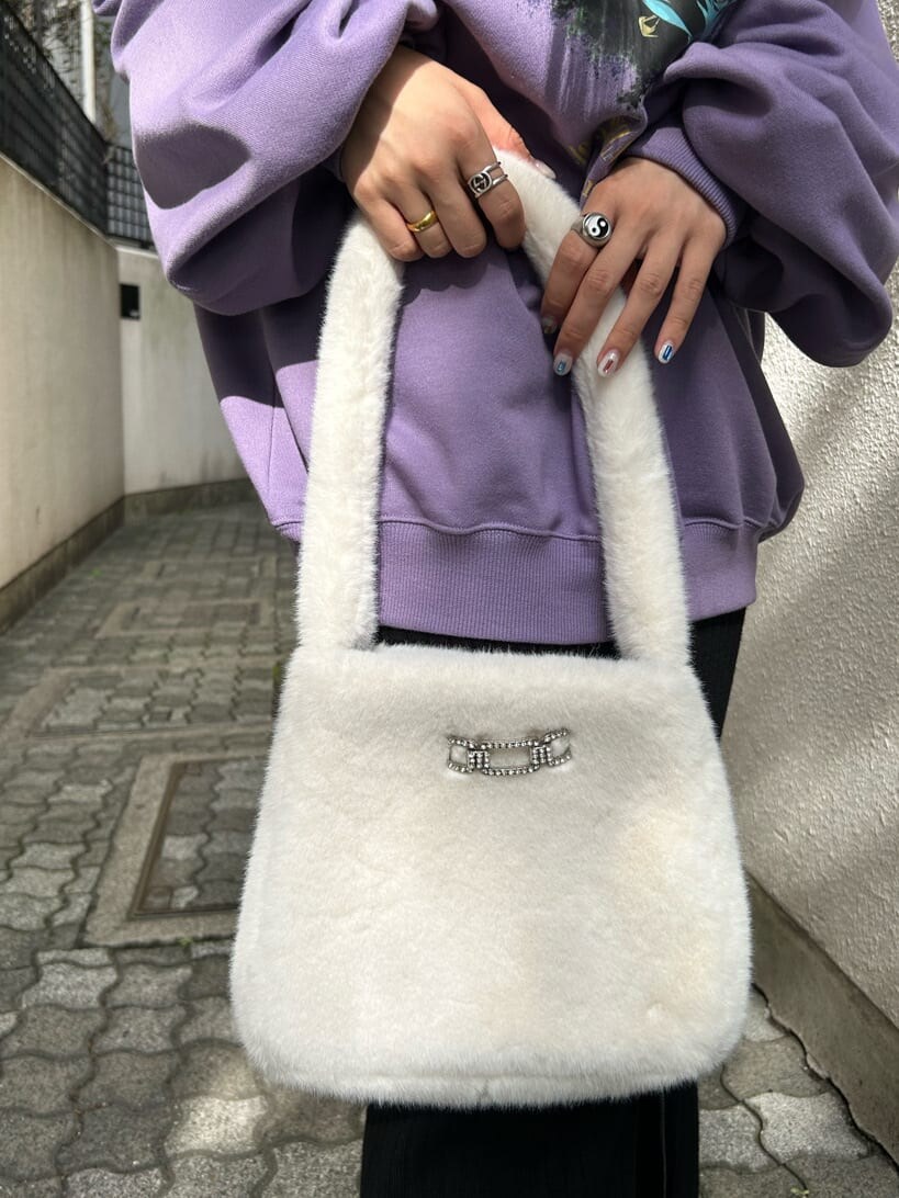 ブラック系のその他シューズ、ホワイト系のハンドバッグ、ブラック系のスカートを着用したレディースの秋コーディネートの10枚目の写真