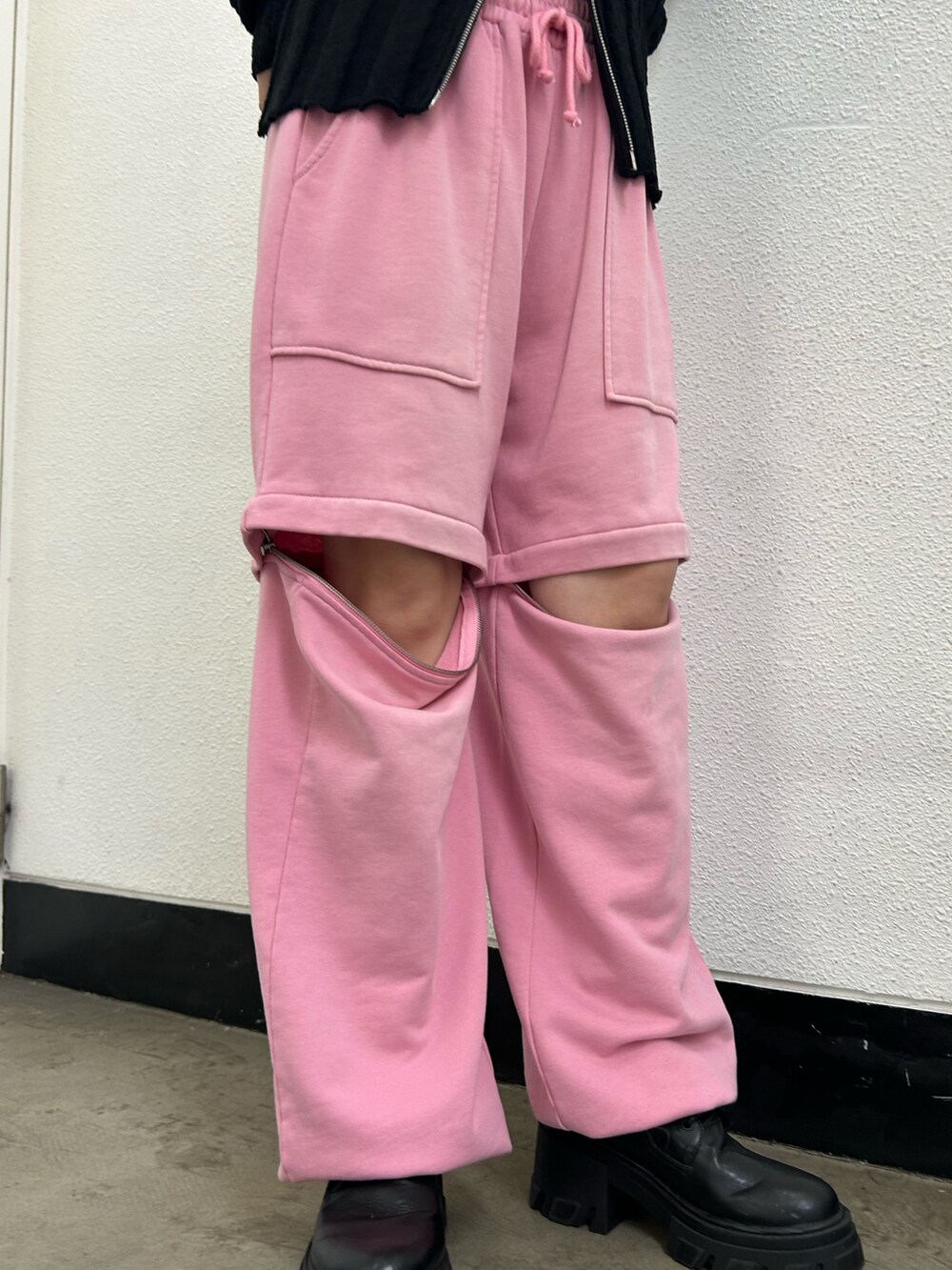 ブラック系のカーディガン/ボレロ、ブラック系のキャミソール、ピンク系のスウェットパンツを着用したレディースの夏コーディネートの7枚目の写真