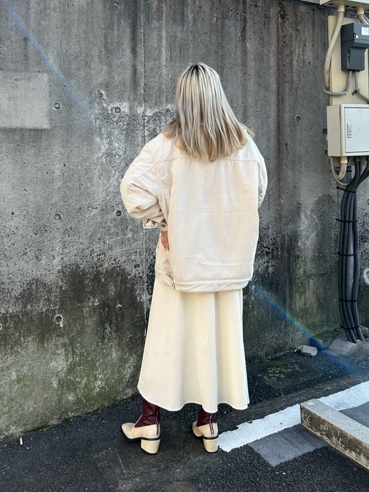 ホワイト系のその他アウター、ホワイト系のブーツ、ホワイト系のワンピースを着用したレディースの秋コーディネートの3枚目の写真