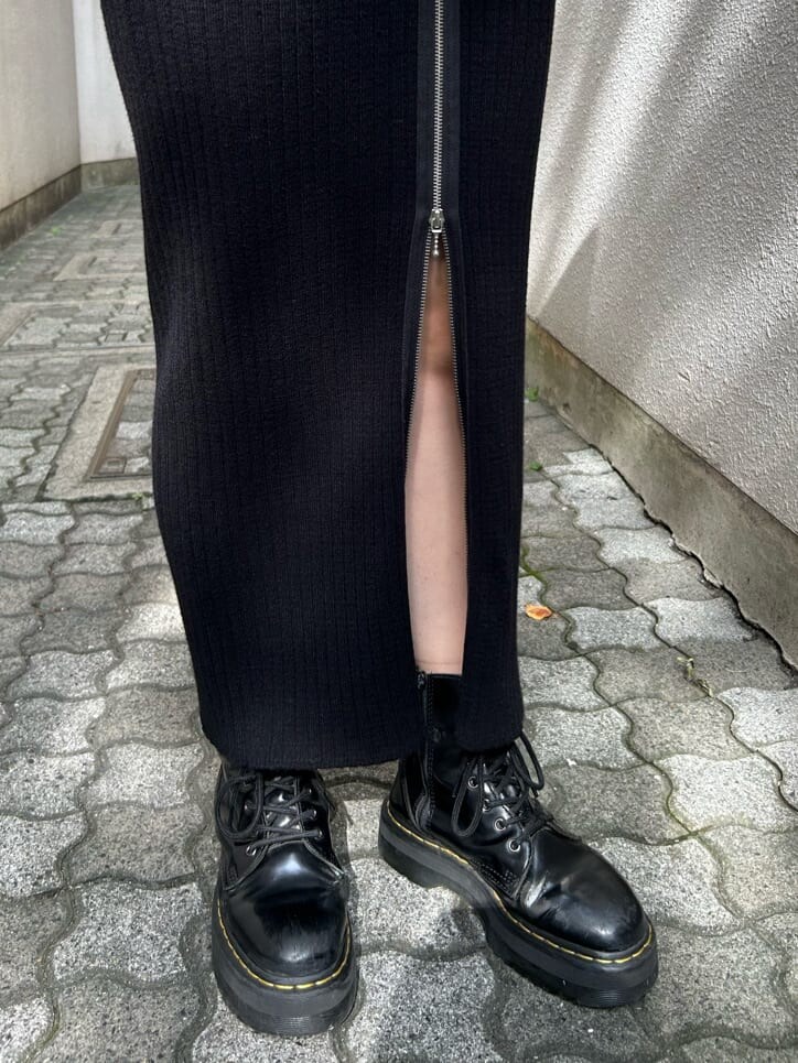 ブラック系のその他シューズ、ホワイト系のハンドバッグ、ブラック系のスカートを着用したレディースの秋コーディネートの9枚目の写真