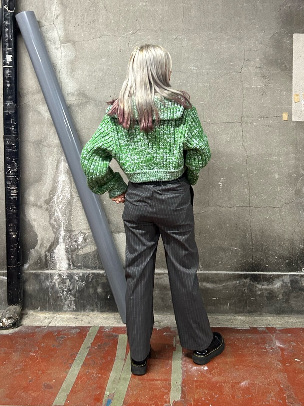 グレー系のその他パンツ、グリーン系のカーディガン/ボレロ、ブラック系のTシャツ/カットソーを着用したレディースの秋コーディネートの3枚目の写真