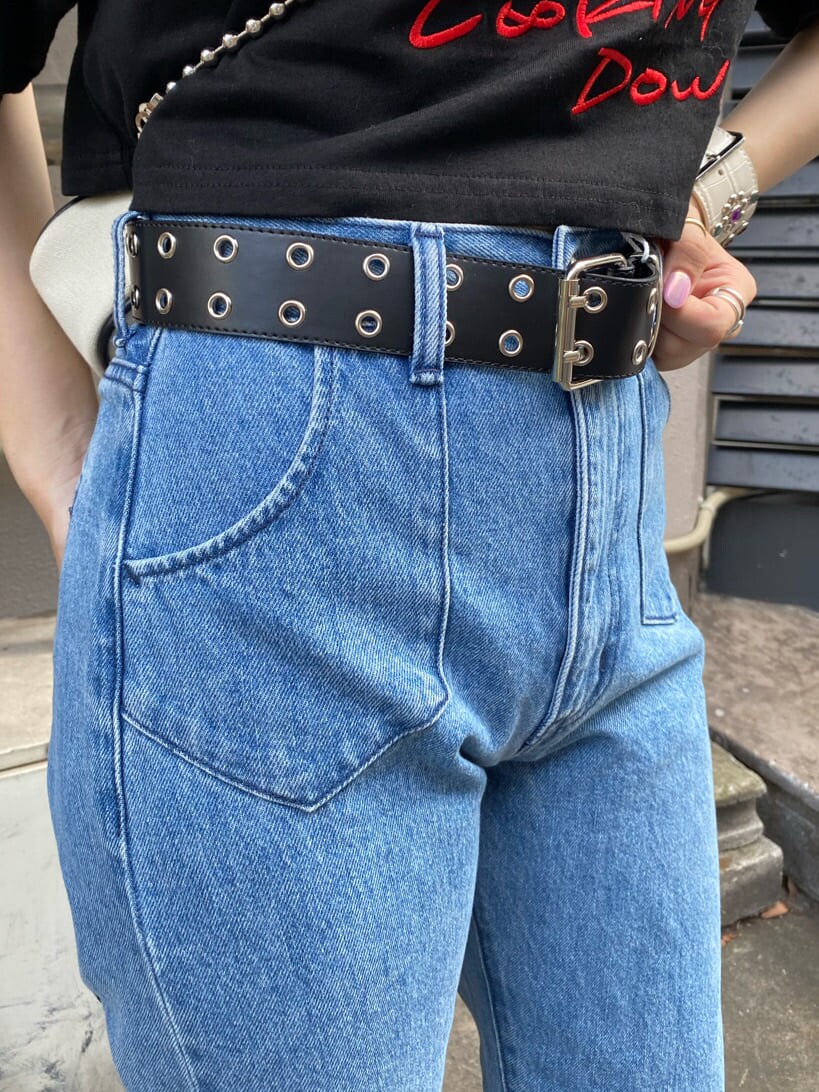 ブルー系のデニムパンツ、ブラック系のその他シューズ、ブラック系のTシャツ/カットソーを着用したレディースの夏コーディネートの8枚目の写真