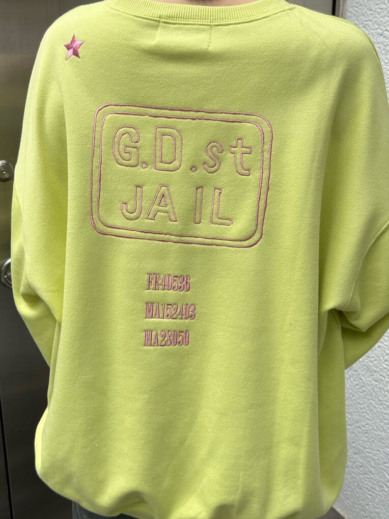 ブラック系のその他シューズ、ブラック系のスタジャン、グリーン系のスウェットを着用したレディースの秋コーディネートの9枚目の写真