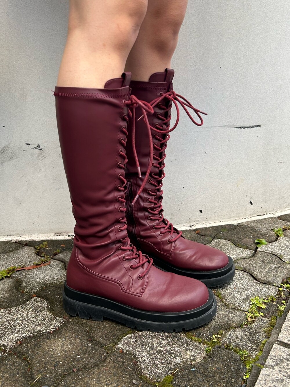 ホワイト系のシャツ/ブラウス、ブルー系のデニムパンツ、レッド系のブーツを着用したレディースの冬コーディネートの6枚目の写真